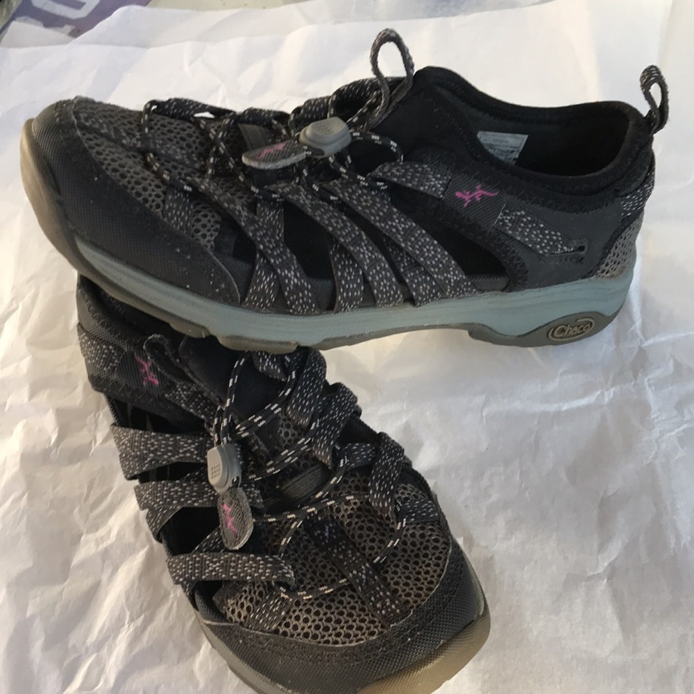Women’s Chaco sneakers black with purple in Size 6.5. Very good condition.